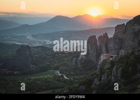 Vue majestueuse du lever du soleil sur les monastères de Météora, Grèce Banque D'Images