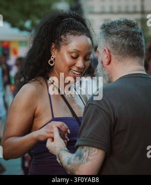 Femme heureuse souriant en tenant la main d'un homme Banque D'Images