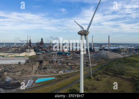 Velsen-Noord, Pays-Bas – 06 juillet 2026 : Vue aérienne de l'usine Tata Steel présentant des cheminées industrielles, des piles de stockage et une éolienne dans le Banque D'Images