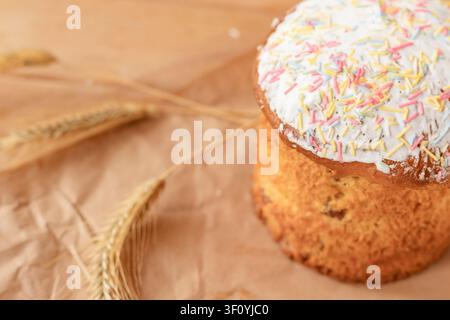 Pain de Pâques traditionnel Kulich avec glaçage blanc et pépites colorées Banque D'Images