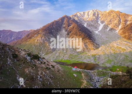 Une vue aérienne du paisible lac Kareri niché parmi les pics escarpés de l'Himalaya au Himachal Pradesh Banque D'Images