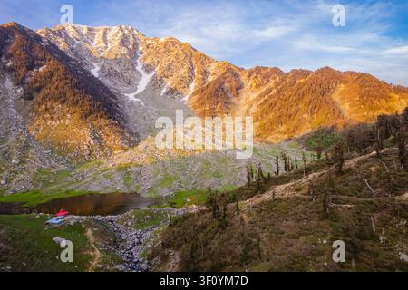 Une vue aérienne du lac serein de Kareri niché parmi les pics montagneux escarpés de Dharamshala, dans l'Himachal Pradesh. Banque D'Images