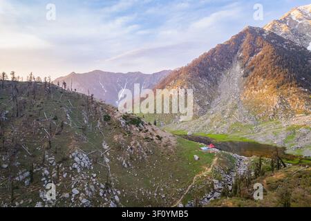 Une vue aérienne du paysage montagneux accidenté entourant le lac Kareri à Dharamshala, dans l'Himachal Pradesh, au coucher du soleil. Banque D'Images