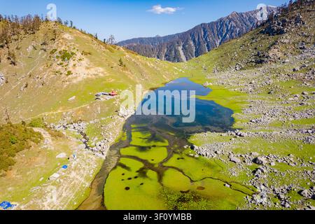 Une vue aérienne du pittoresque lac Kareri niché entre des montagnes rocheuses et vertes dans l'Himalaya de l'Himachal Pradesh. Banque D'Images
