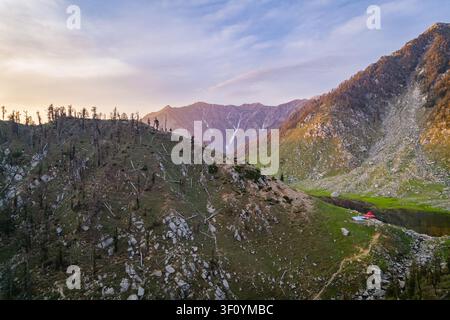 Une vue aérienne du paysage montagneux accidenté entourant le lac Kareri à Dharamshala, dans l'Himachal Pradesh, au coucher du soleil. Banque D'Images