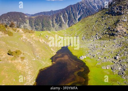Une vue aérienne du lac serein de Kareri niché dans les pentes montagneuses luxuriantes et vertes de Dharamshala, en Inde. Banque D'Images