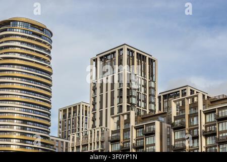 Complexe d'appartements résidentiels dans un horizon urbain Banque D'Images