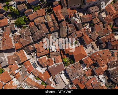 Vue aérienne des toits historiques aux tuiles rouges et des rues étroites en pierre de la vieille ville de Kotor, municipalité de Kotor, Monténégro. Banque D'Images