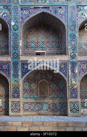 Façade de carrelage orné de la Nadir Divan Begi Madrasah à Boukhara, Ouzbékistan, présentant des motifs mosaïques géométriques et floraux complexes. Idéal pour les voyages Banque D'Images