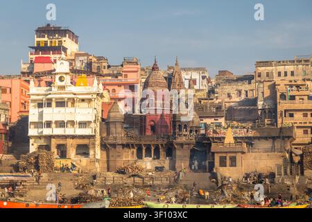 Vue des ghats historiques et des temples le long du Gange à Varanasi, Uttar Pradesh, Inde. Banque D'Images