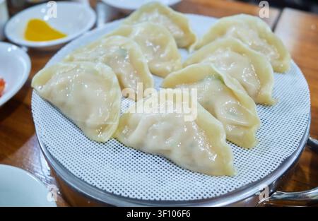 Dumplings de poisson à la chinoise cuits à la vapeur et farcis de maquereau espagnol. Mise en avant de la gastronomie côtière régionale authentique, idéale pour les médias de voyage culinaire. Banque D'Images