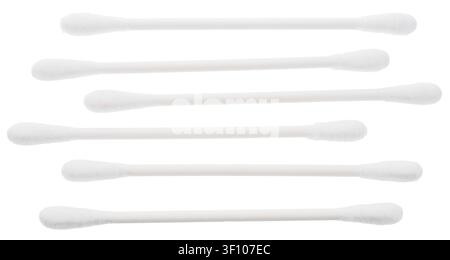 Range de boules de coton isolées sur fond blanc, représentant des produits d'hygiène propres. Chemin de découpage Banque D'Images
