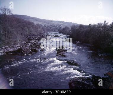 River Tay près d’Aberfeldy, Écosse, vers 1955. La rivière Tay est le plus long fleuve d’Écosse et le septième plus long de Grande-Bretagne. Banque D'Images