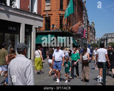 Clients sur Grafton Street dans la ville de Dublin, Irlande. Banque D'Images