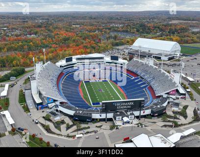 Orchard Park, New York, États-Unis - 17 octobre 2022 : Vue aérienne de l'ancien Highmark Stadium, le stade maison des Buffalo Bills en NFL de 1973 à 2025. Banque D'Images
