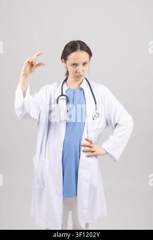 Médecine professionnelle pointant son index vers le haut pour donner des conseils Banque D'Images