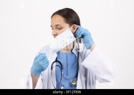 Médecine professionnelle ajustant son stéthoscope avant un examen Banque D'Images