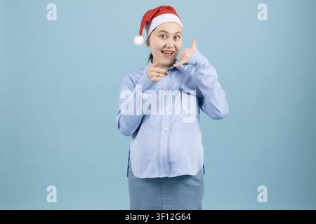 Femme enceinte souriant et célébrant la joie des fêtes de Noël Banque D'Images