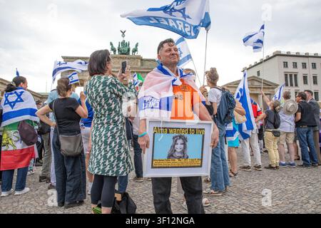 10 juillet 2026, Berlin, Berlin, Allemagne : Des participants agitent des drapeaux israéliens et les drapeaux du Lion et du Soleil iraniens d'avant 1979 lors d'une manifestation de solidarité au Pont de Brandebourg à Berlin, en Allemagne, le vendredi 10 juillet 2026. Les manifestants juifs et pro-israéliens ont exprimé leur solidarité avec Israël et avec les Iraniens opposants à la République islamique, tandis que les partisans de l'opposition iranienne ont exprimé leur soutien au prince héritier en exil Reza Pahlavi et à un Iran libre. L'événement, organisé sous le thème « Jour de la solidarité avec les Juifs et Israël », a inclus la formation d'une chaîne humaine en forme d'Étoile de David. (Crédit image : © Mich Banque D'Images