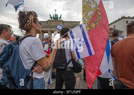 10 juillet 2026, Berlin, Berlin, Allemagne : Des participants agitent des drapeaux israéliens et les drapeaux du Lion et du Soleil iraniens d'avant 1979 lors d'une manifestation de solidarité au Pont de Brandebourg à Berlin, en Allemagne, le vendredi 10 juillet 2026. Les manifestants juifs et pro-israéliens ont exprimé leur solidarité avec Israël et avec les Iraniens opposants à la République islamique, tandis que les partisans de l'opposition iranienne ont exprimé leur soutien au prince héritier en exil Reza Pahlavi et à un Iran libre. L'événement, organisé sous le thème « Jour de la solidarité avec les Juifs et Israël », a inclus la formation d'une chaîne humaine en forme d'Étoile de David. (Crédit image : © Mich Banque D'Images