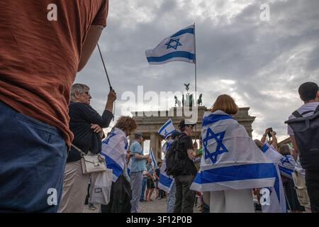10 juillet 2026, Berlin, Berlin, Allemagne : Des participants agitent des drapeaux israéliens et les drapeaux du Lion et du Soleil iraniens d'avant 1979 lors d'une manifestation de solidarité au Pont de Brandebourg à Berlin, en Allemagne, le vendredi 10 juillet 2026. Les manifestants juifs et pro-israéliens ont exprimé leur solidarité avec Israël et avec les Iraniens opposants à la République islamique, tandis que les partisans de l'opposition iranienne ont exprimé leur soutien au prince héritier en exil Reza Pahlavi et à un Iran libre. L'événement, organisé sous le thème « Jour de la solidarité avec les Juifs et Israël », a inclus la formation d'une chaîne humaine en forme d'Étoile de David. (Crédit image : © Mich Banque D'Images