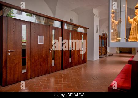 Partitions en bois contemporaines à l'intérieur d'un bâtiment religieux historique à Bratislava, Slovaquie. Banque D'Images