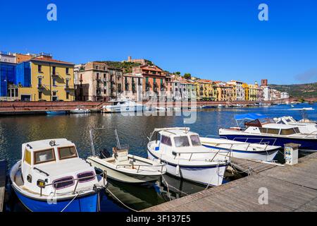 Vue panoramique des bateaux amarrés le long du fleuve Temo avec des bâtiments colorés et le château Malaspina à Bosa, Sardaigne, Italie Banque D'Images