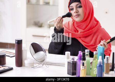 Beauty blogger en hijab l'enregistrement vidéo pour son blog Banque D'Images