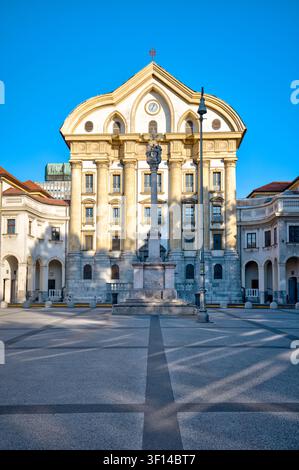 Façade baroque de l'église ursuline du Saint-Esprit, conçue par Carlo Martinuzzi et achevée en 1726, sur la place du Congrès à Ljubljana. Banque D'Images