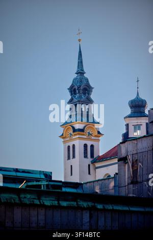 Clochers de l'église ursuline de la Sainte-Trinité dominant le centre de Ljubljana, Slovénie. Banque D'Images