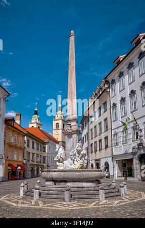 Fontaine Robba, ou Fontaine des trois rivières carnioles, créée par Francesco Robba en 1751, sur la place de la ville à Ljubljana, Slovénie. Banque D'Images