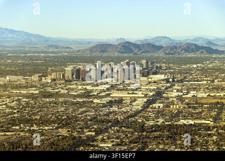 Centre-ville de Phoenix, Arizona, avec les environs, vu du sud-est pendant la journée Banque D'Images