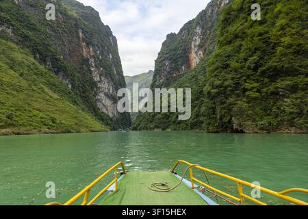 Vue de la rivière Nho Que traversant les falaises calcaires abruptes de la boucle de Ha Giang à Dong Van, Tuyen Quang, Vietnam. Banque D'Images