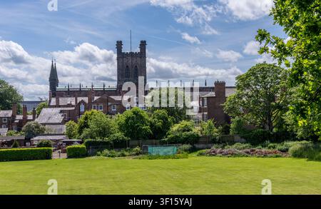 Vue panoramique de l'emblématique cathédrale de Chester depuis le champ verdoyant de Deans sous un ciel d'été. Banque D'Images