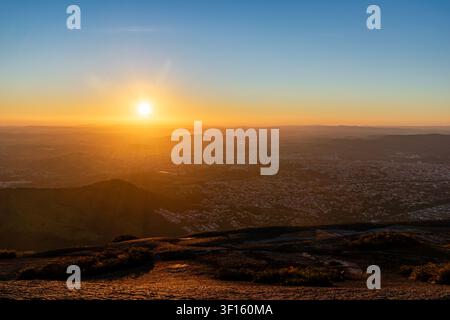 Fin d'après-midi. Coucher de soleil depuis le sommet de Pedra Grande, situé à Atibaia, au Brésil Banque D'Images