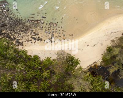 Vue aérienne de la plage d'Ao Taphao avec son sable blanc immaculé, ses eaux turquoise, ses rochers éparpillés et ses palmiers luxuriants le long de la côte à Ko Kut, Tha Banque D'Images