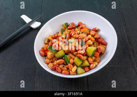 Poulet Kung Pao classique du Sichuan Poisson haché sauté avec cacahuètes et légumes Banque D'Images