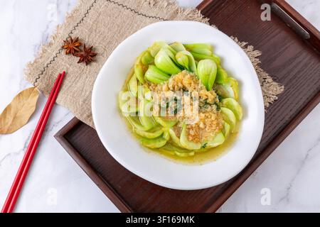 Bok choy sauté avec sauce aux huîtres et ail émincé, cuisine chinoise Banque D'Images