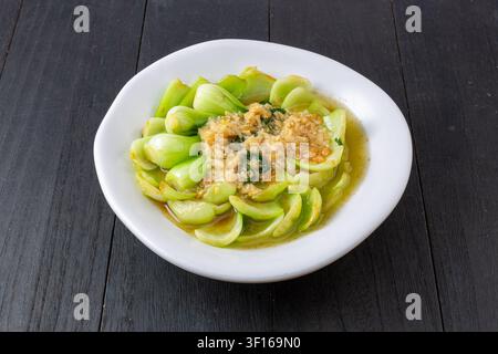 Bok choy sauté avec sauce aux huîtres et ail émincé, cuisine chinoise Banque D'Images