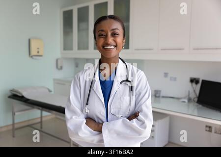 Jeune médecin afro-américaine heureuse et confiante debout pour un portrait Banque D'Images