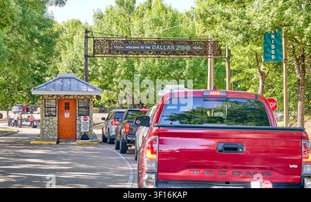 DALLAS, TX, ÉTATS-UNIS - 10 JUILLET 2026 : Des voitures attendent en file à l'entrée du zoo de Dallas avec un panneau visible accueillant les visiteurs. Le zoo de Dallas, établ Banque D'Images
