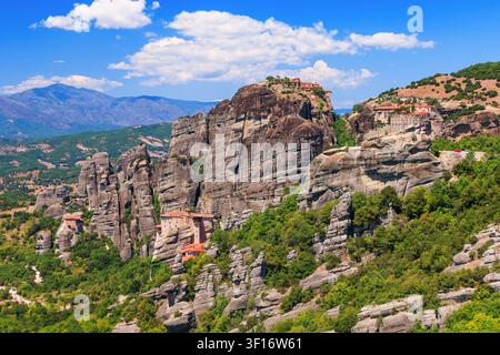Meteora, Grèce. Formations rocheuses de grès, les monastères Rousanou, Nikolaos et Grand Meteora. Banque D'Images