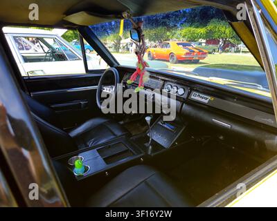 Comté de Stockholm, Suède, 27 juin 2026. Rallye de voitures classiques. Intérieur en cuir noir d’une voiture muscle classique arborant un badge Mopar, volant vintage Banque D'Images