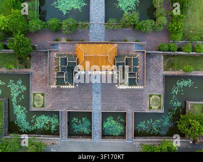 Vue aérienne de la porte Ngo Mon, des cours paysagés, des étangs et de l'architecture historique à l'intérieur de la cité impériale de Hué, Vietnam. Banque D'Images