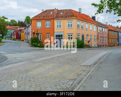 Les maisons en bois colorées de Bakklandet à Trondheim, Trøndelag, Norvège. Situées dans le quartier d'Ostbyen sur la rive est de la rivière Nidelva, b Banque D'Images