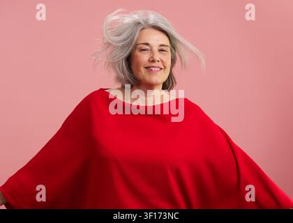 Femme mûre souriant, embrassant le vieillissement actif et sain Banque D'Images