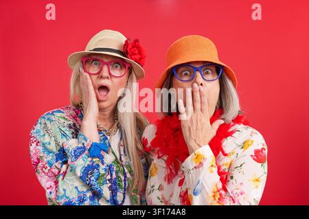 Deux femmes âgées exprimant la surprise et le choc Banque D'Images
