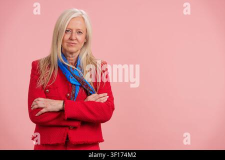 Femme âgée exprimant une maturité active positive et confiante Banque D'Images