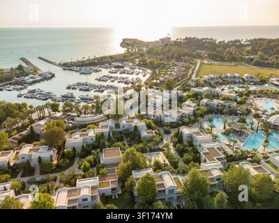 Vue aérienne de Sani Resort et Marina, Chalcidique, Grèce Banque D'Images