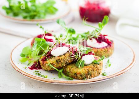 Beignets avec quinoa, légumes et graines de lin Banque D'Images